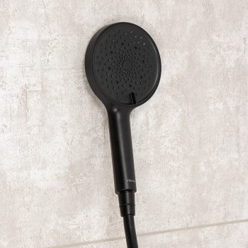 Смеситель д/ванны термостатич. со стойкой для душа+ручной и тропич.душ черный Milardo ILSBLTHM06*1/3